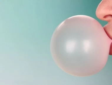 Πόσο καιρό θέλει μια τσίχλα για να «βγει» από το σώμα μας;